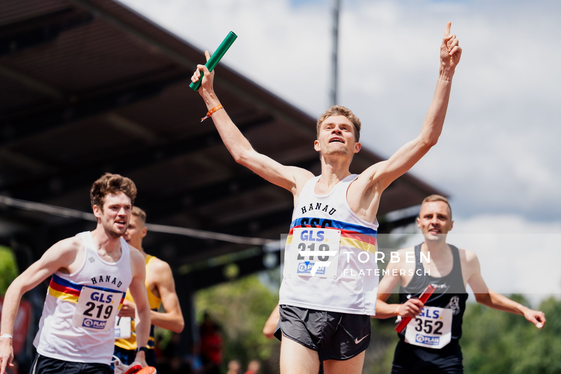 Lukas Abele (SSC Hanau-Rodenbach) wirft sich vor Marc Tortell (Athletics Team Karben) ins Ziel am 29.05.2022 waehrend der Deutschen Meisterschaften Langstaffel im Otto-Schott-Sportzentrum in Mainz